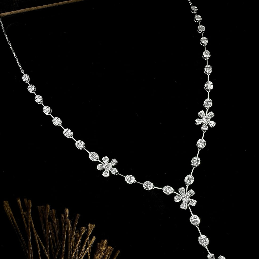 14k Gold 2.1 Ct Natural H Diamond Necklace: Ref:230984378 // gold content:14k gold // main gemstone:diamond // shape:multiply // carat weight:2. 1ct // clarity grade:vs-si // color:h // treatment:natural // Low Estimate: 10000 Condition: New