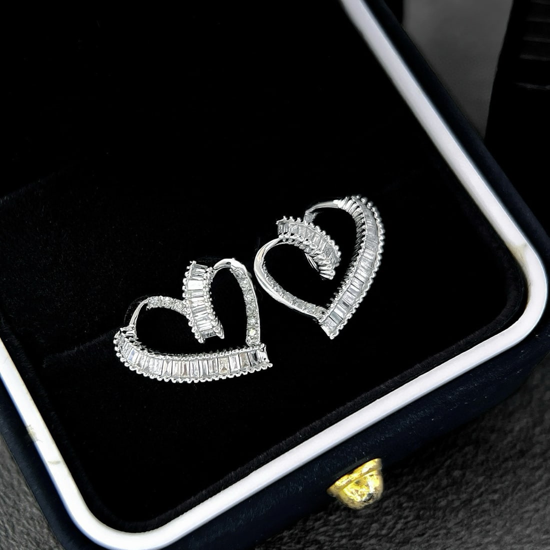 14k Gold 0.6 Ct Natural H Diamond Earrings: Ref:230984380 // gold content:14k gold // main gemstone:diamond // shape:multiply // carat weight:0. 6ct // clarity grade:vs-si // color:h // treatment:natural // Low Estimate: 2600 Condition: New