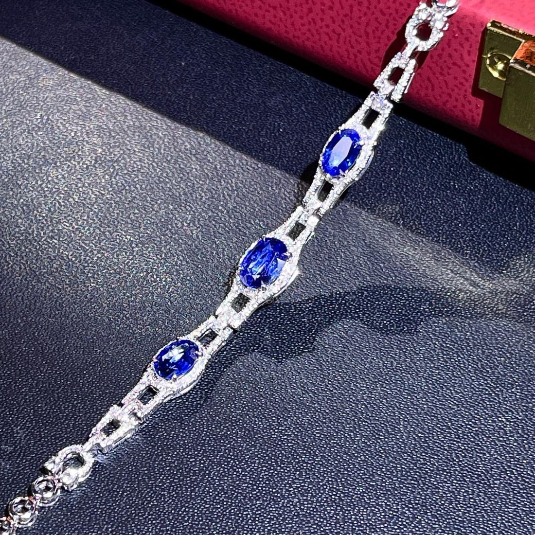 14k Gold 2.00 Ctw Natural Sapphire & Diamond Bracelet: Ref:230984396 // gold content:14k gold // main gemstone:sapphire // shape:oval // carat weight:1. 77ct // color:blue // treatment:natural // // adjacent gemstone 2 : diamond // number of stones:94 //