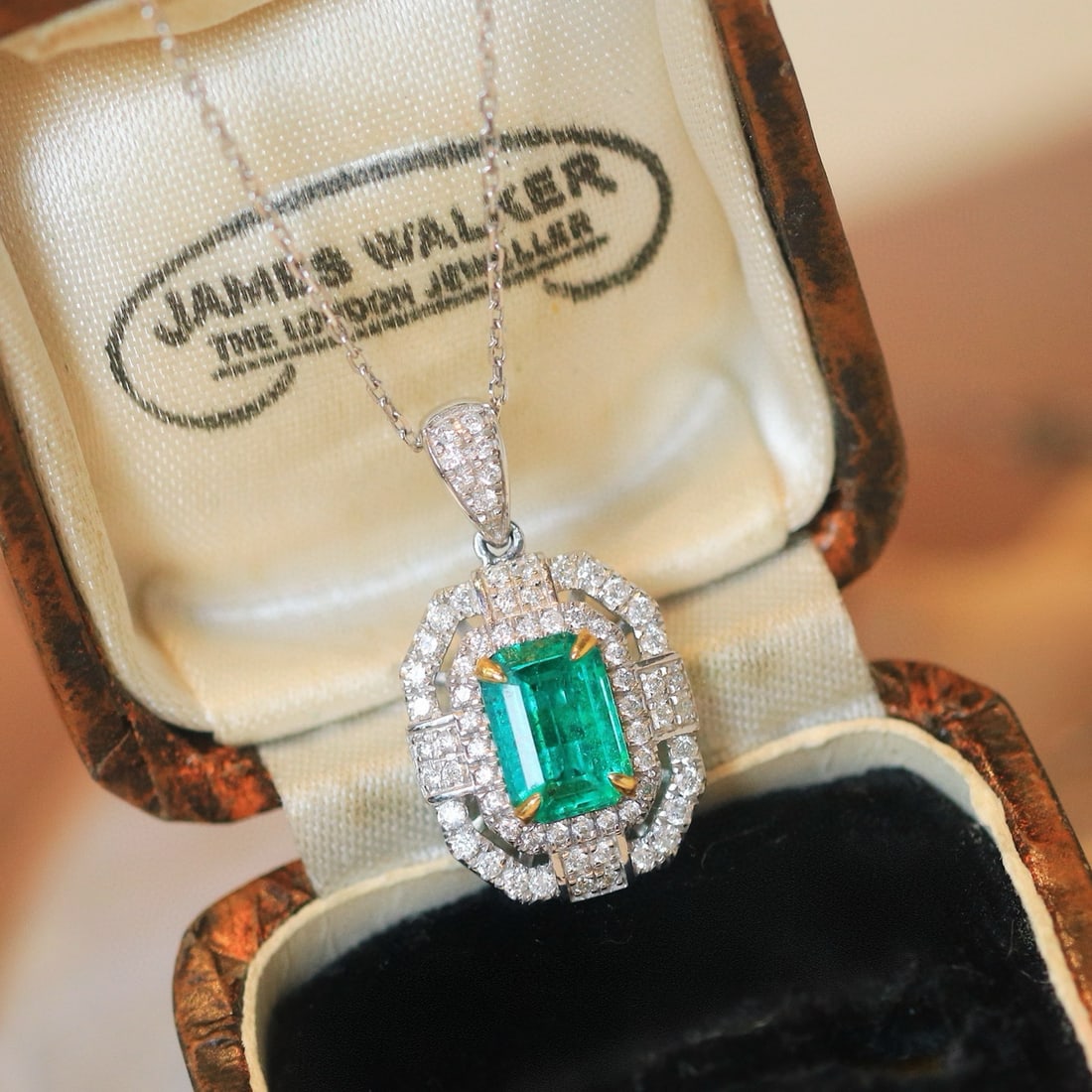 14k Gold 1.41 Ctw Natural Emerald & Diamond Pendant( Without Chain ): Ref:230984397 // gold content:14k gold // main gemstone:emerald // shape:octagonal // carat weight:1ct // color:green // treatment:natural // // adjacent gemstone 2 : diamond // shape:round // carat