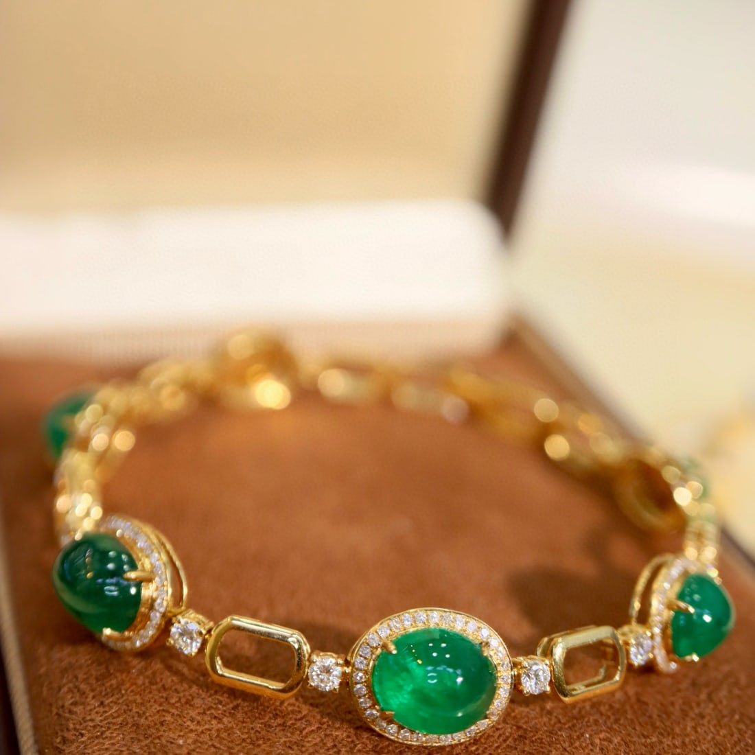 14k Gold 9.86 Ctw Vivid Green Natural Emerald & Diamond Bracelet: Ref:230984399 // gold content:14k gold // main gemstone:emerald // shape:oval // carat weight:8. 85ct // color:vivid green // treatment:natural // // adjacent gemstone 2 : diamond // shape:round // ca