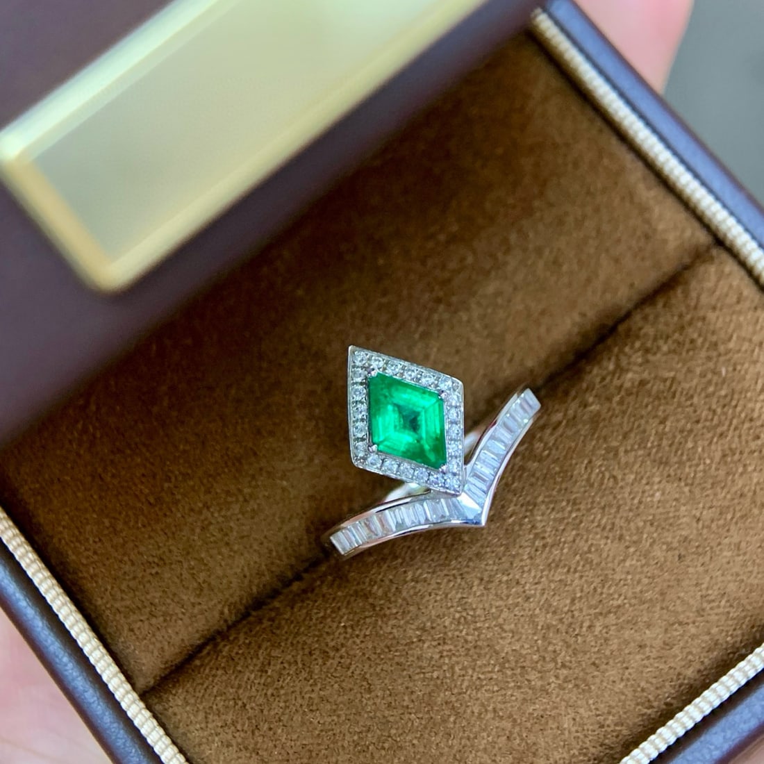 14k Gold 0.98 Ctw Vivid Green Natural Emerald & Diamond Ring - 2