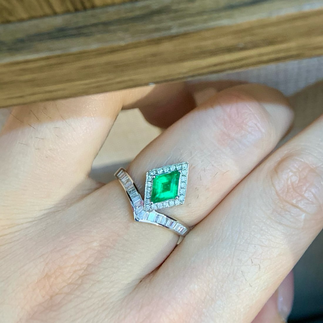 14k Gold 0.98 Ctw Vivid Green Natural Emerald & Diamond Ring - 3