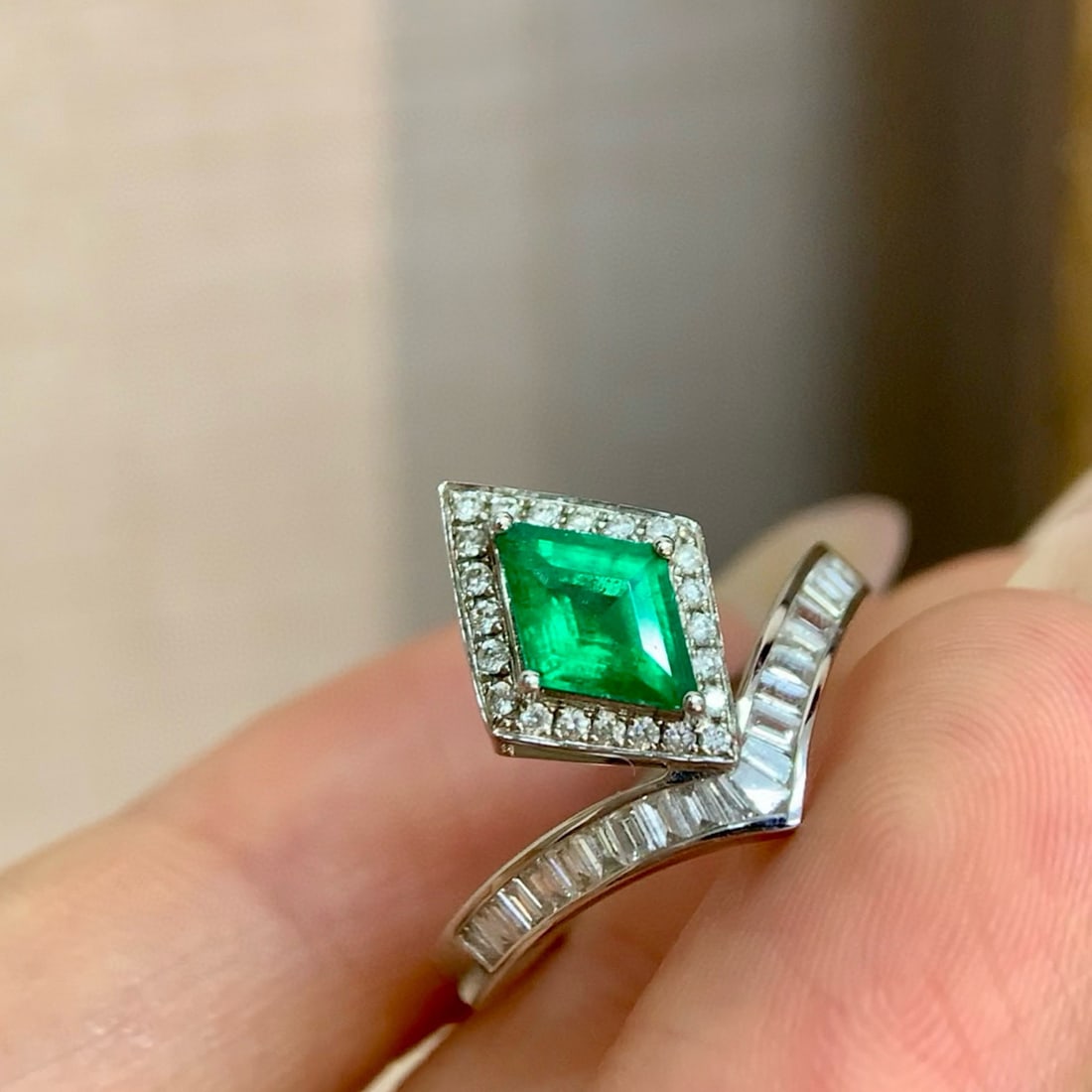 14k Gold 0.98 Ctw Vivid Green Natural Emerald & Diamond Ring - 4