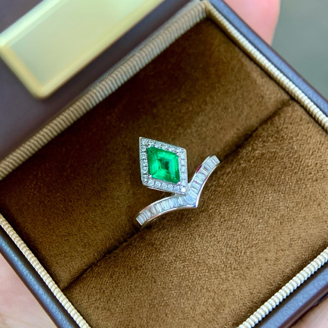 14k Gold 0.98 Ctw Vivid Green Natural Emerald & Diamond Ring - 5