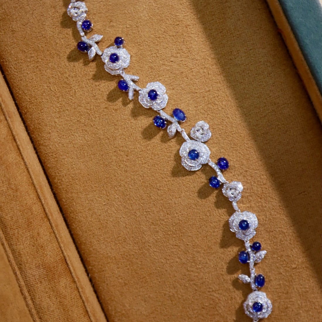 14k Gold 6.16 Ctw Natural Sapphire & Diamond Bracelet: Ref:230984409 // gold content:14k gold // main gemstone:sapphire // shape:multiply // carat weight:5. 06ct // color:blue // treatment:natural // // adjacent gemstone 2 : diamond // shape:round //