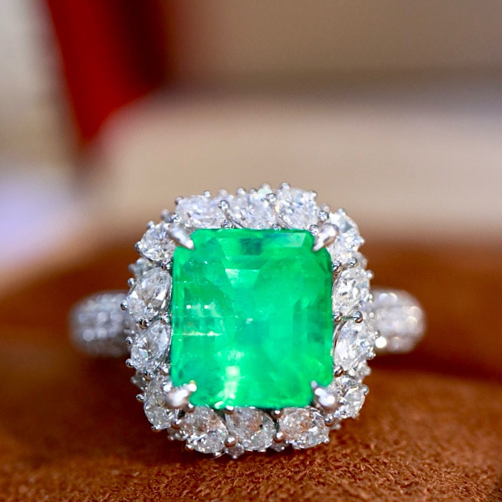 14k Gold 3.26 Ctw Natural Emerald & Diamond Ring: Ref:230984410 // gold content:14k gold // ring size:7. 25us // // main gemstone:emerald // shape:octagonal // carat weight:2. 32ct // color:green // treatment:natural // // adjacent gemstone 2 :