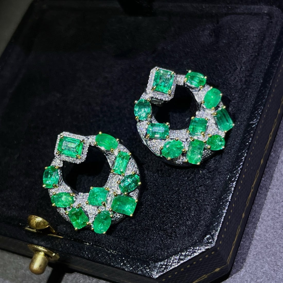 14k Gold 5.41 Ctw Vivid Green Natural Emerald & Diamond Earrings: Ref:230984413 // gold content:14k gold // main gemstone:emerald // shape:multiply // carat weight:5. 07ct // color:vivid green // treatment:natural // // adjacent gemstone 2 : diamond // number of sto