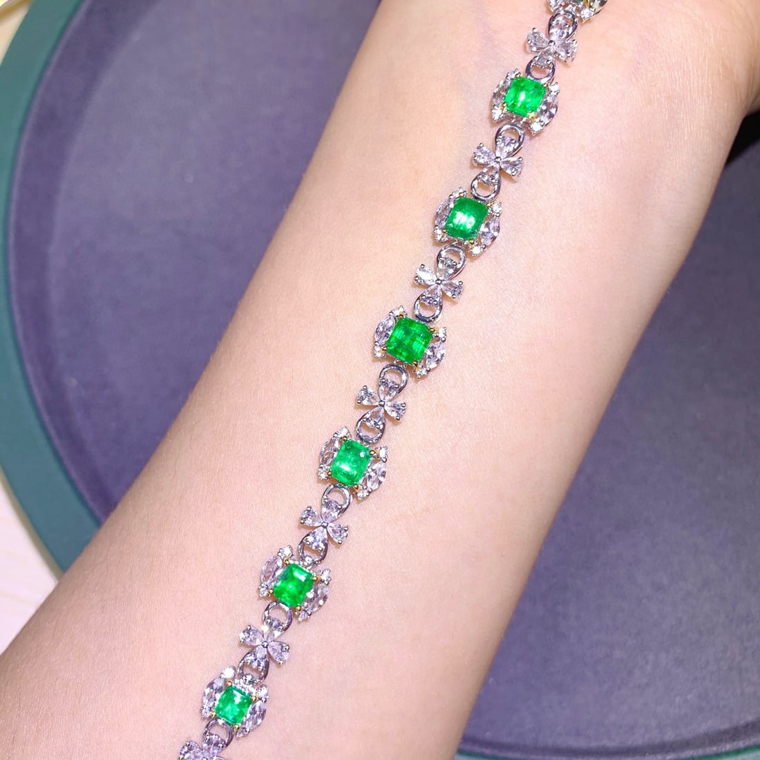 14k Gold 2.86 Ctw Vivid Green Natural Emerald & Diamond Bracelet: Ref:230984414 // gold content:14k gold // main gemstone:emerald // shape:octagonal // carat weight:2. 82ct // color:vivid green // treatment:natural // // adjacent gemstone 2 : diamond // number of st