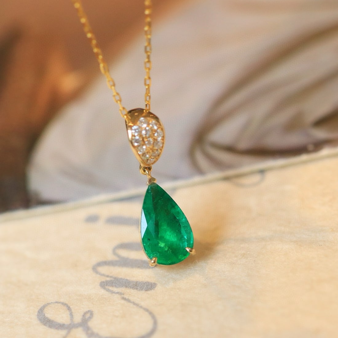 14k Gold 1.44 Ctw Vivid Green Natural Emerald & Diamond Pendant( Without Chain ): Ref:230984416 // gold content:14k gold // main gemstone:emerald // shape:pear // carat weight:1. 38ct // color:vivid green // treatment:natural // // adjacent gemstone 2 : diamond // shape:round //