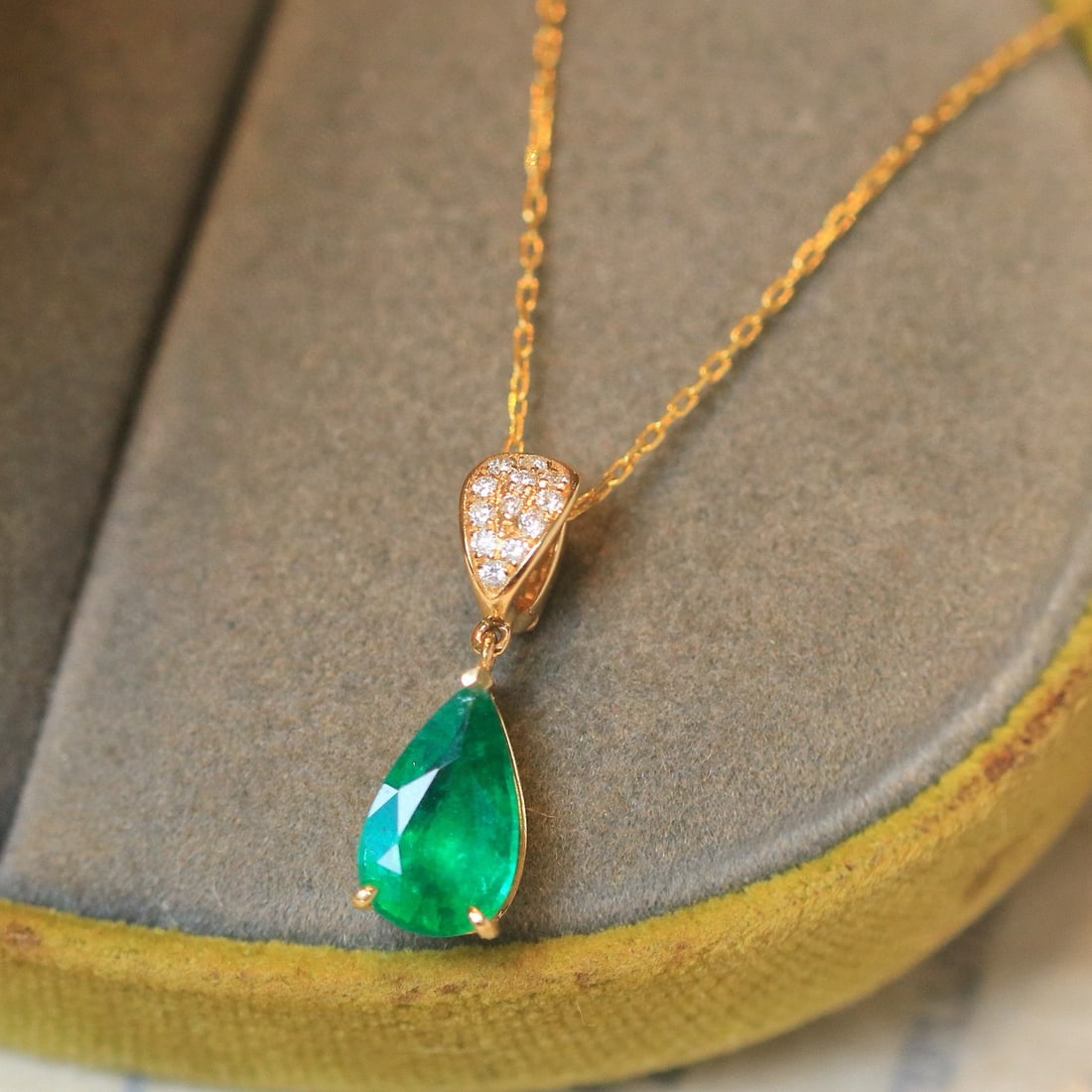 14k Gold 1.44 Ctw Vivid Green Natural Emerald & Diamond Pendant( Without Chain ) - 3