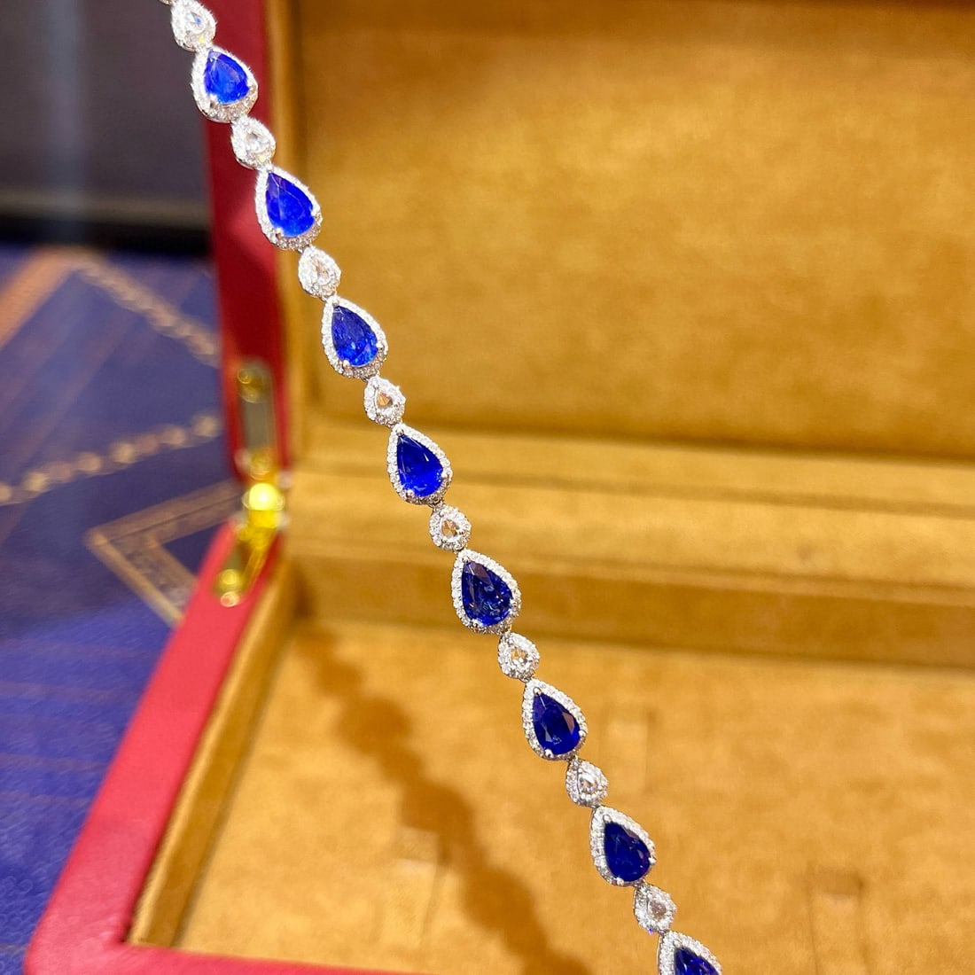 14k Gold 4.81 Ctw Natural Sapphire & Diamond Bracelet: Ref:230984422 // gold content:14k gold // main gemstone:sapphire // shape:pear // carat weight:3. 73ct // color:blue // treatment:natural // // adjacent gemstone 2 : diamond // number of stones:300 //