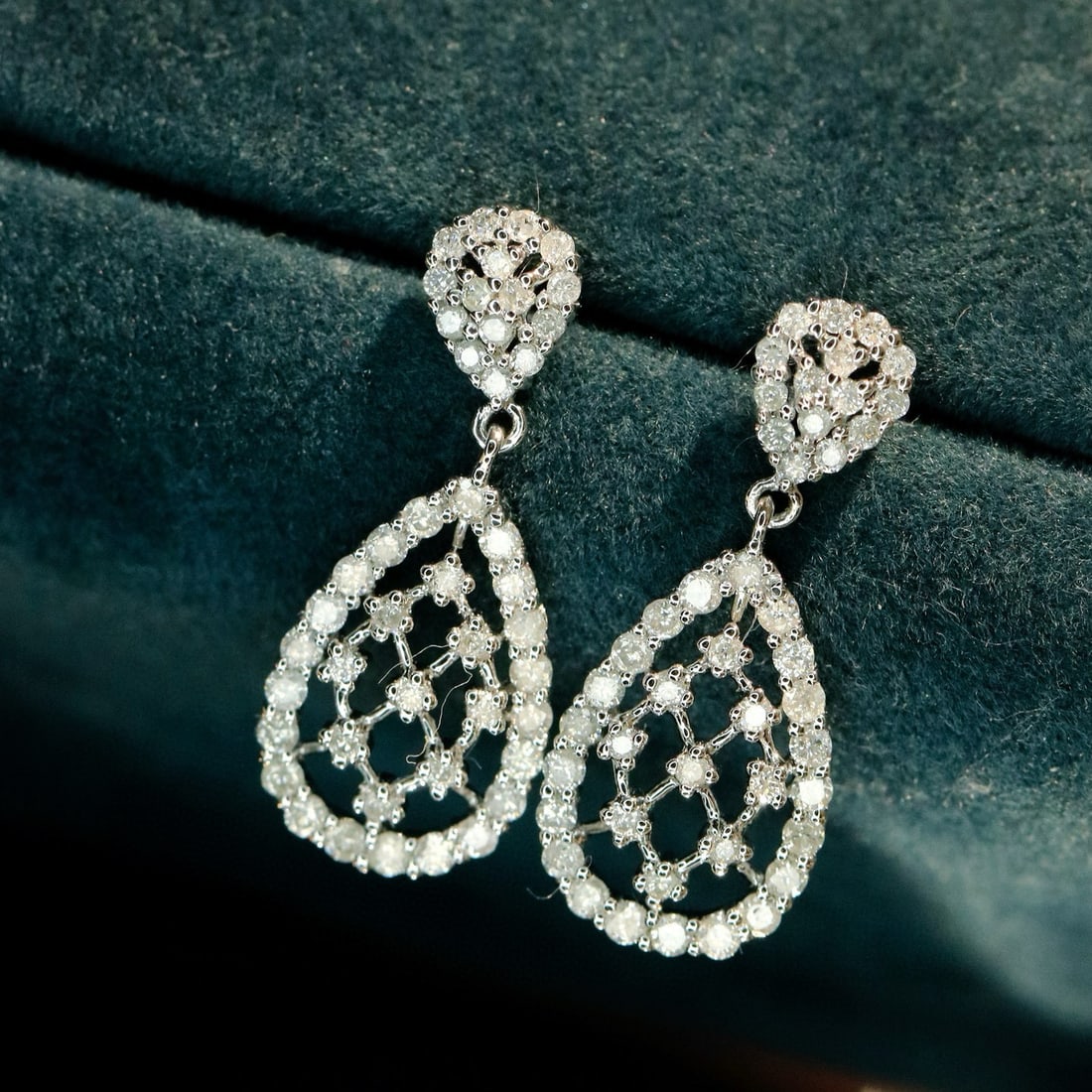 14k Gold 0.62 Ct Natural H Diamond Earrings: Ref:230984430 // gold content:14k gold // main gemstone:diamond // shape:round // carat weight:0. 62ct // clarity grade:vs-si // color:h // treatment:natural // cut grade:g // Low Estimate: 2600 High