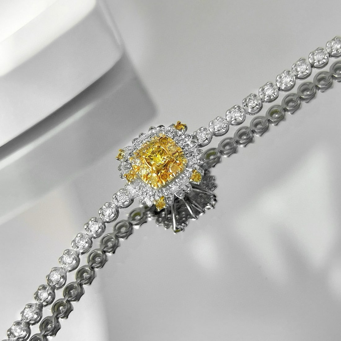14k Gold 0.58 Ct Natural Color Diamond Bracelet: Ref:230984433 // gold content:14k gold // main gemstone:diamond // shape:round // carat weight:0. 58ct // clarity grade:vs-si // color:color // treatment:natural // cut grade:g // Low Estimate: 3300