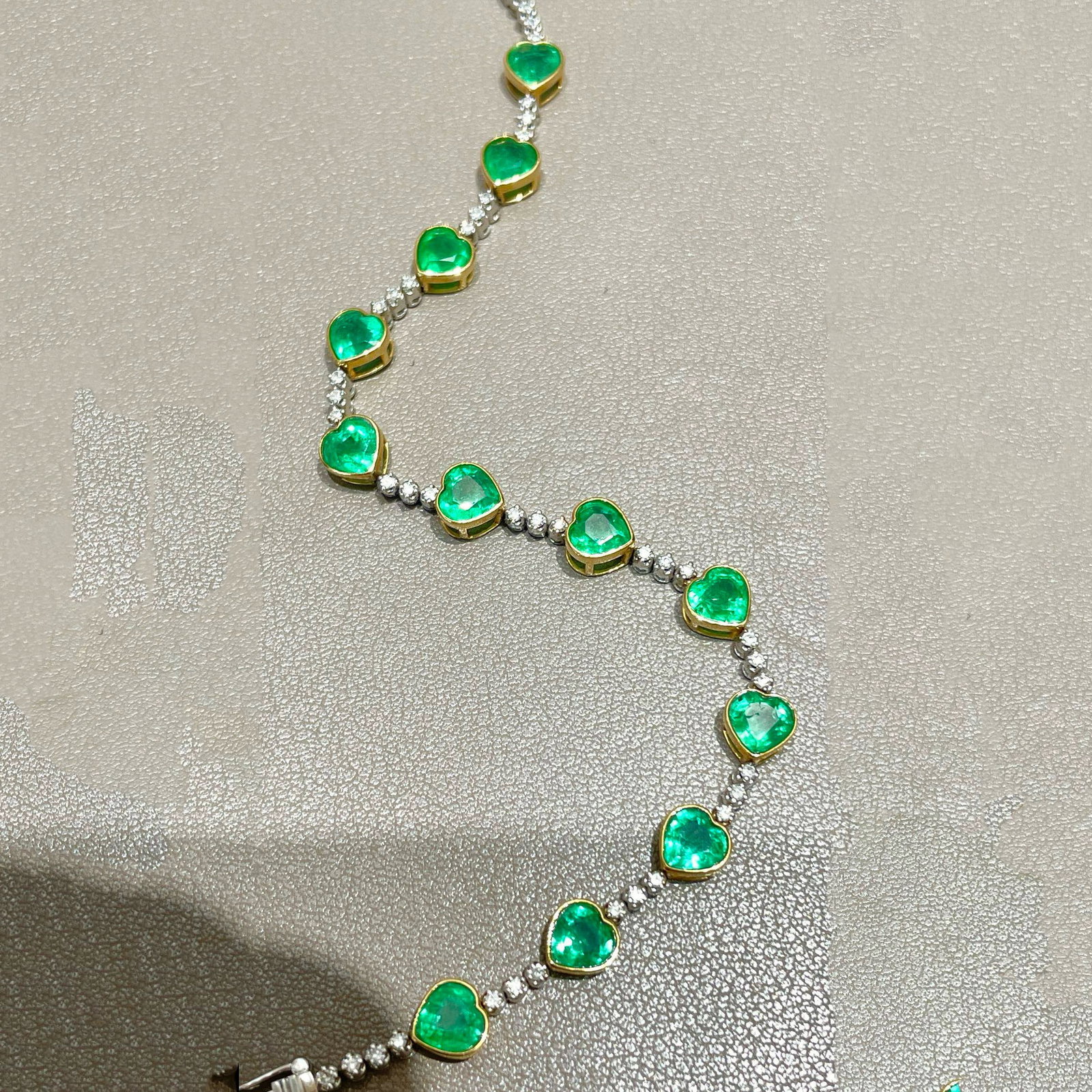 14k Gold 6.9 Ct Natural Emerald & Diamond Bracelet: Ref:230985003 // gold content:14k gold // main gemstone:emerald // shape:heart // carat weight:6. 9ct // color:green // treatment:natural // // adjacent gemstone 2 : diamond // shape:round // clarity