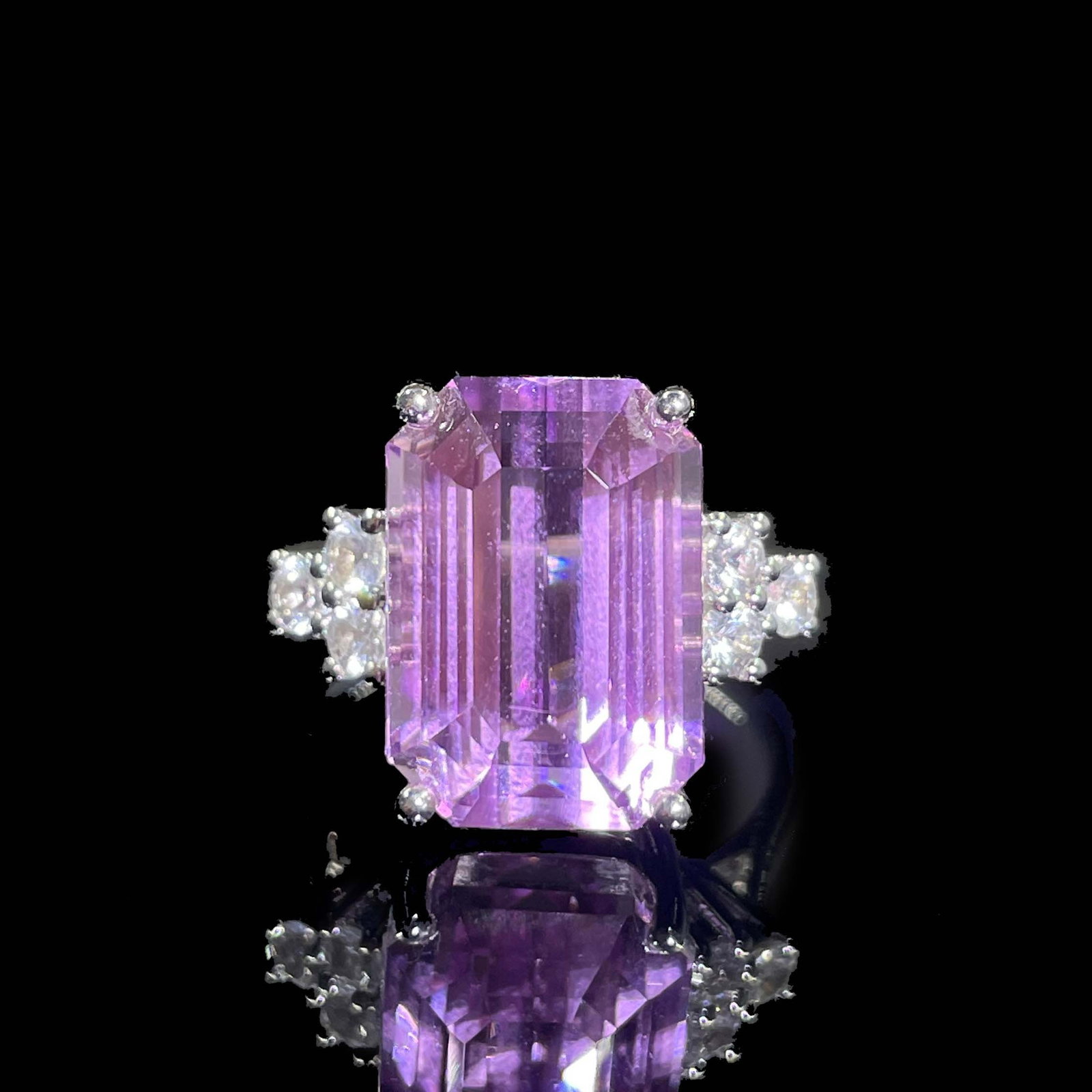 14k Gold 9.95 Ct Natural Kunzite & Sapphire Ring: Ref:230985007 // gold content:14k gold // ring size:7. 25us // // main gemstone:kunzite // shape:octagonal // carat weight:9. 95ct // color:purple // treatment:natural // // adjacent gemstone 2 :