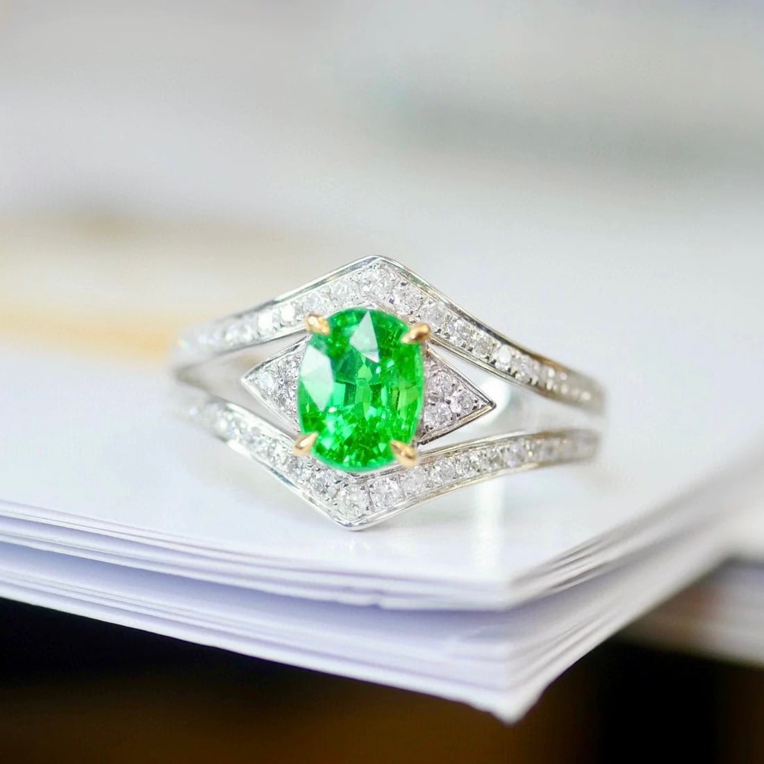 14k Gold 1.0 Ct Natural Tsavorite & Diamond Ring: Ref:230985018 // gold content:14k gold // ring size:7. 25us // // main gemstone:tsavorite // shape:oval // carat weight:1. 0ct // color:green // treatment:natural // // adjacent gemstone 2 : diamond