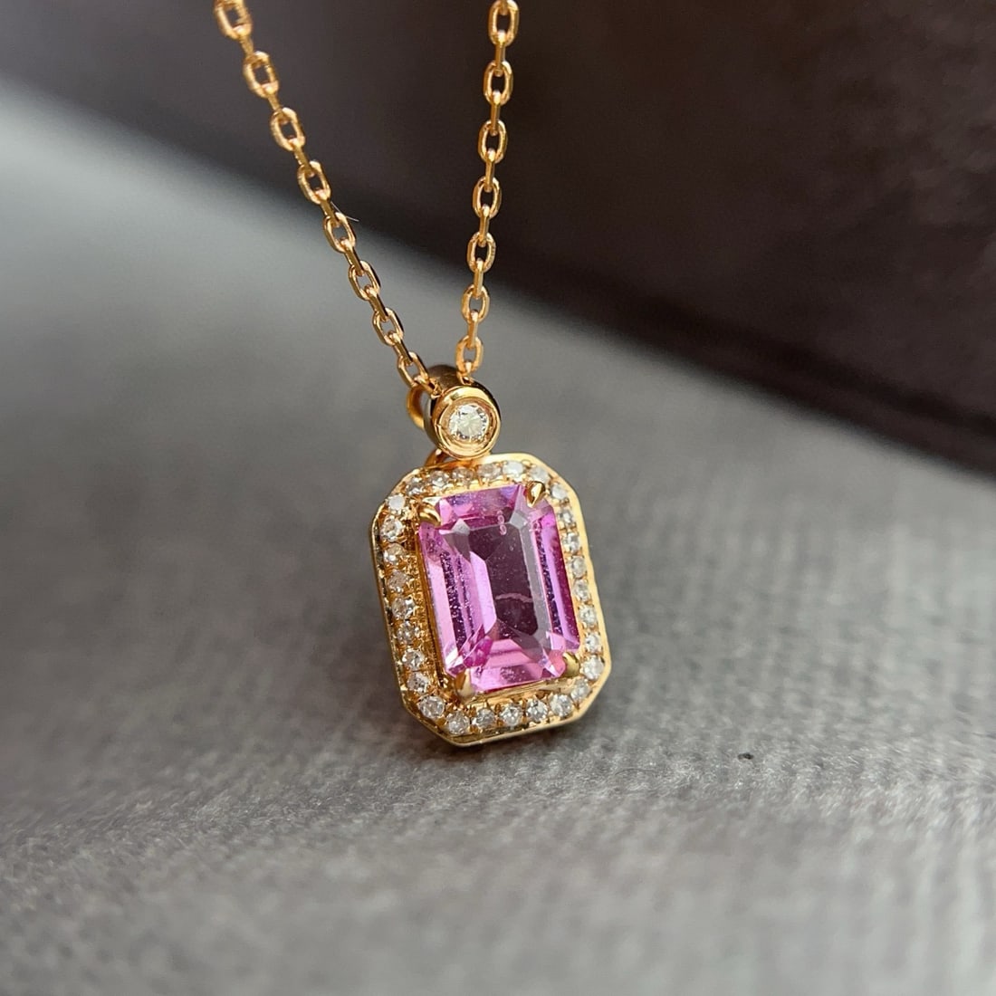 14k Gold 0.68 Ct Natural Padparadscha Sapphire & Diamond Necklace: Ref:230985020 // gold content:14k gold // main gemstone:padparadscha sapphire // shape:octagonal // carat weight:0. 68ct // color:pink // treatment:natural // // adjacent gemstone 2 : diamond //