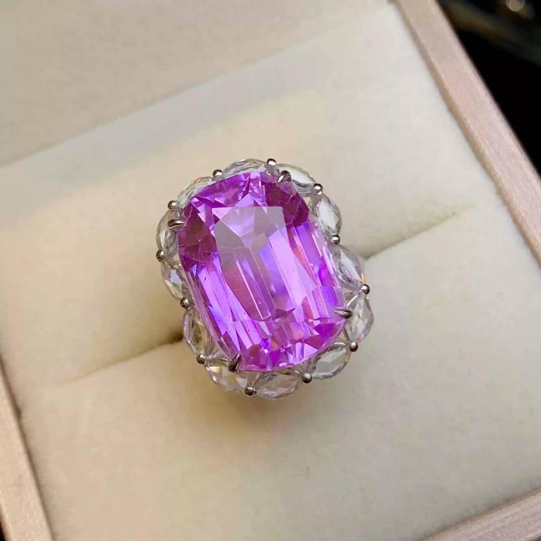 14k Gold 19.8 Ct Natural Kunzite & Sapphire Ring: Ref:230985027 // gold content:14k gold // ring size:7. 25us // // main gemstone:kunzite // shape:cushion // carat weight:19. 8ct // color:purple // treatment:natural // // adjacent gemstone 2 :