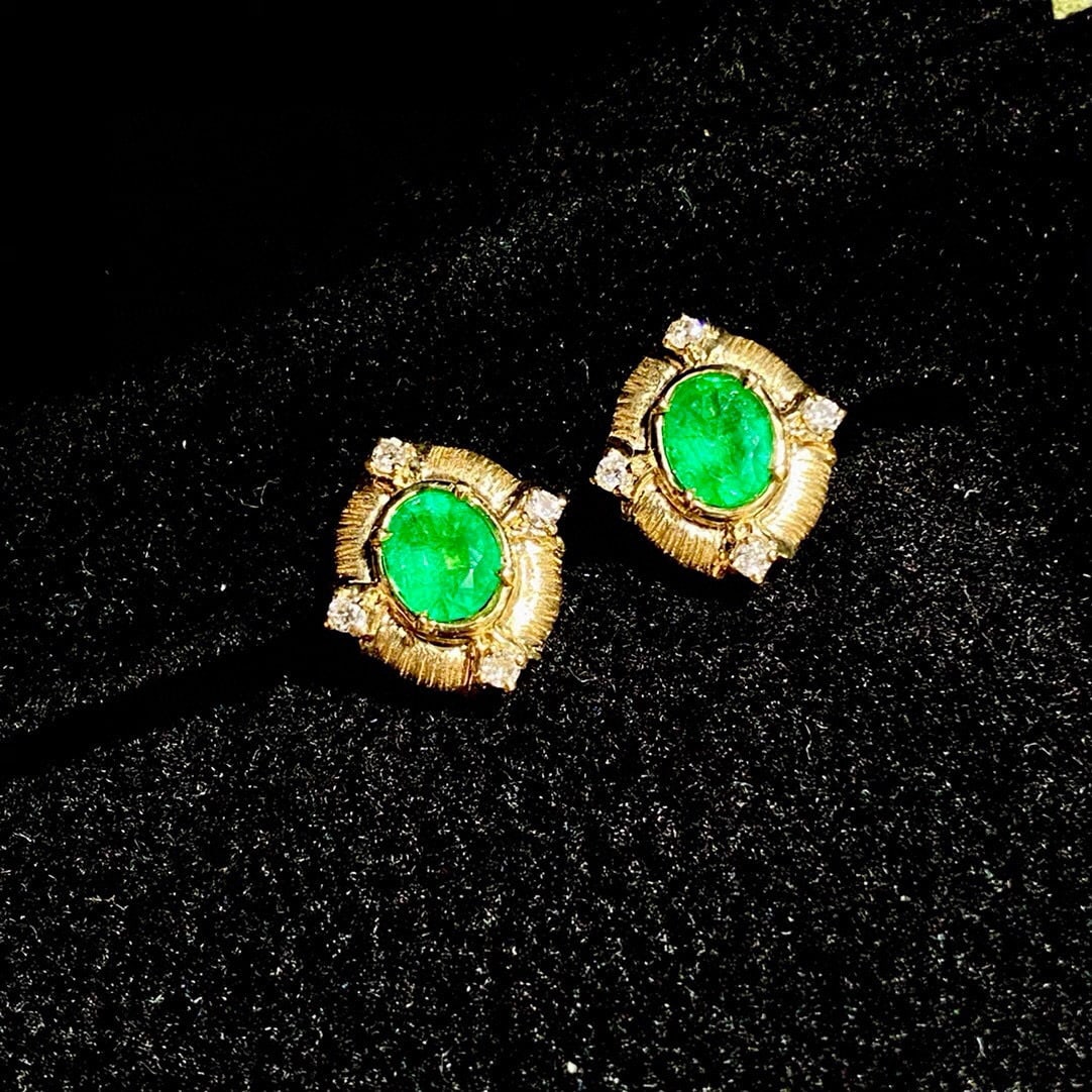 14k Gold 0.55 Ct Natural Emerald & Diamond Earrings: Ref:230985029 // gold content:14k gold // main gemstone:emerald // shape:oval // carat weight:0. 55ct // color:green // treatment:natural // // adjacent gemstone 2 : diamond // number of stones:8 //