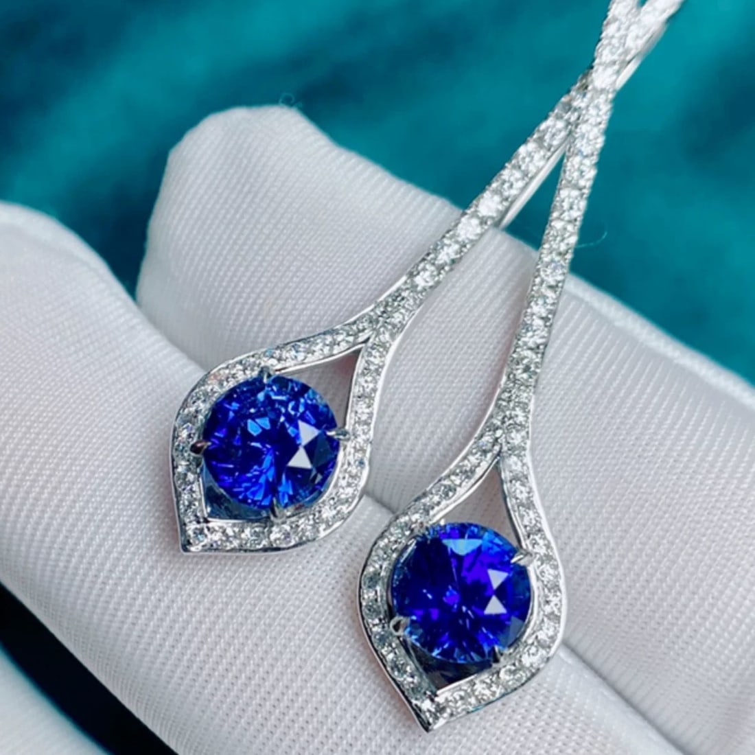 14k Gold 4.6 Ctw Natural Sapphire & Diamond Earrings: Ref:230985042 // gold content:14k gold // main gemstone:sapphire // shape:round // carat weight:3. 7ct // color:blue // treatment:natural // cut grade:g // // adjacent gemstone 2 : diamond // shape:ro