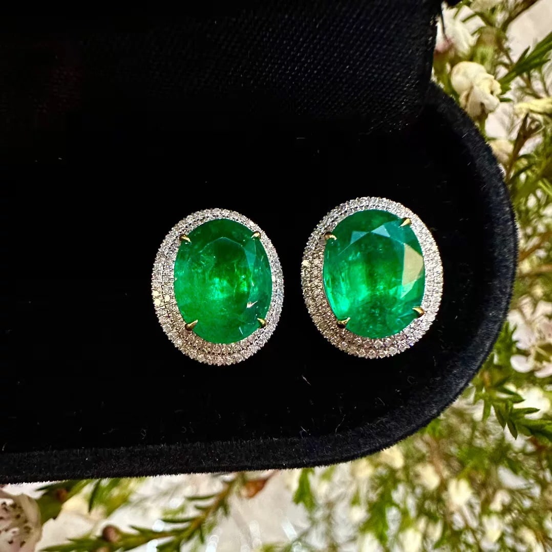 14k Gold 5.6 Ct Natural Emerald & Diamond Earrings: Ref:230985047 // gold content:14k gold // main gemstone:emerald // shape:oval // carat weight:5. 6ct // color:green // treatment:natural // // adjacent gemstone 2 : diamond // shape:round // clarity g
