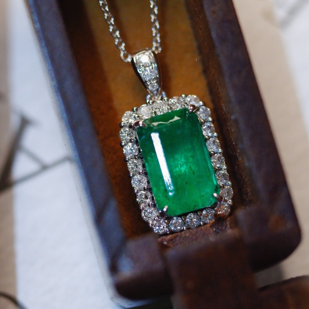 14k Gold 3.44 Ctw Natural Emerald & Diamond Necklace - 4