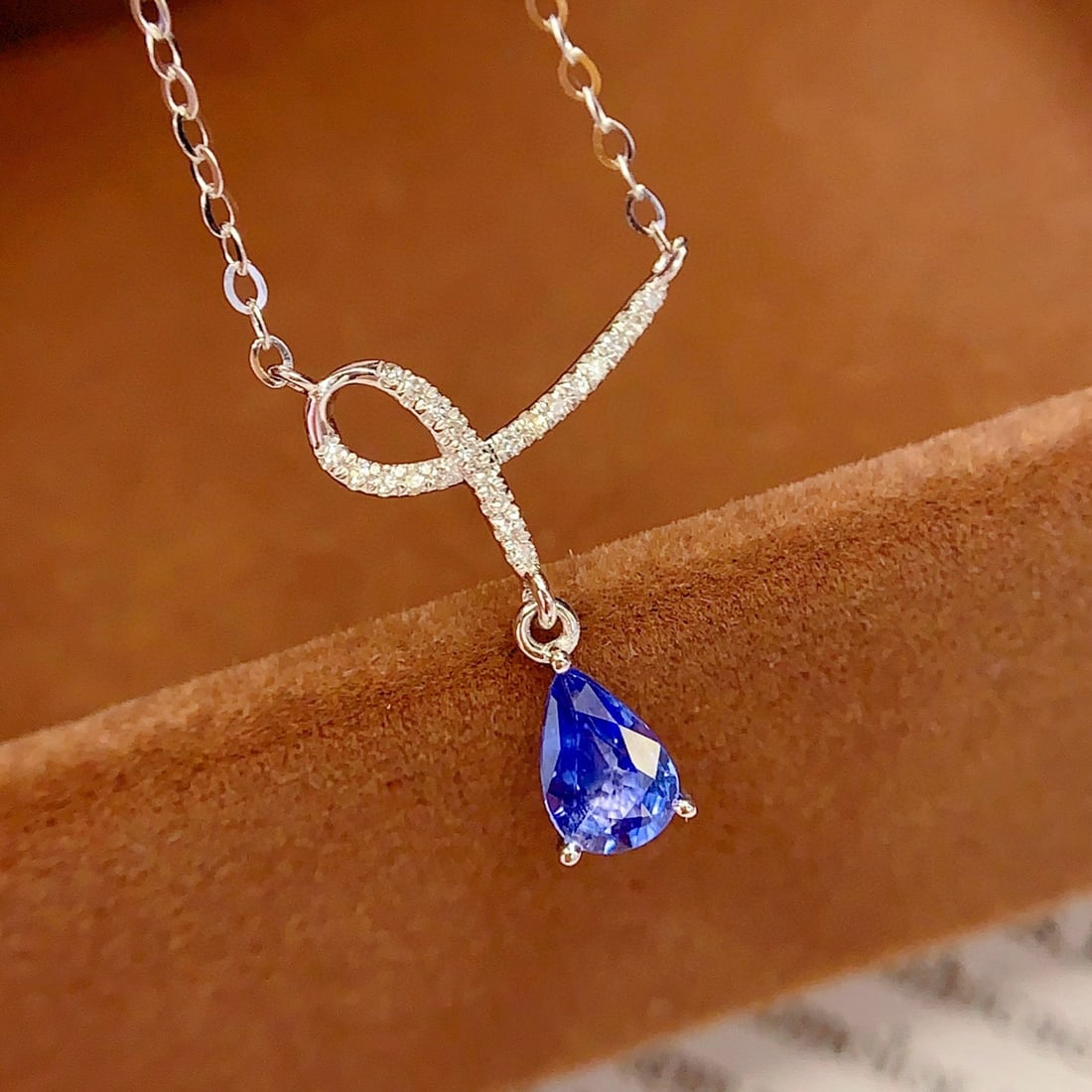 14k Gold 0.7 Ct Natural Sapphire & Diamond Necklace: Ref:230985064 // gold content:14k gold // main gemstone:sapphire // shape:pear // carat weight:0. 7ct // color:blue // treatment:natural // // adjacent gemstone 2 : diamond // number of stones:22 //