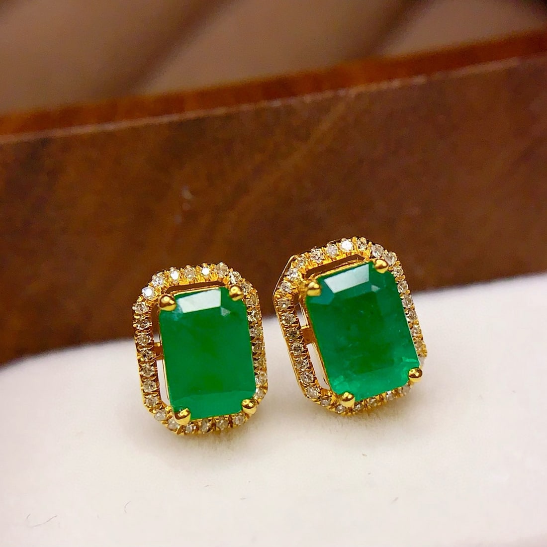 14k Gold 1.4 Ct Natural Emerald & Diamond Earrings: Ref:230985066 // gold content:14k gold // main gemstone:emerald // shape:octagonal // carat weight:1. 4ct // color:green // treatment:natural // // adjacent gemstone 2 : diamond // number of