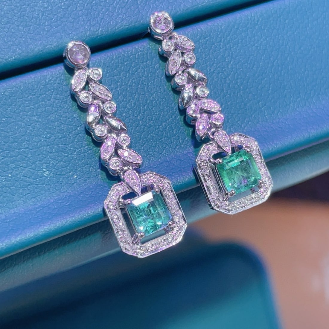 14k Gold 0.93 Ctw Natural Emerald & Diamond Earrings: Ref:230985068 // gold content:14k gold // main gemstone:emerald // shape:octagonal // carat weight:0. 78ct // color:green // treatment:natural // // adjacent gemstone 2 : diamond // shape:round //