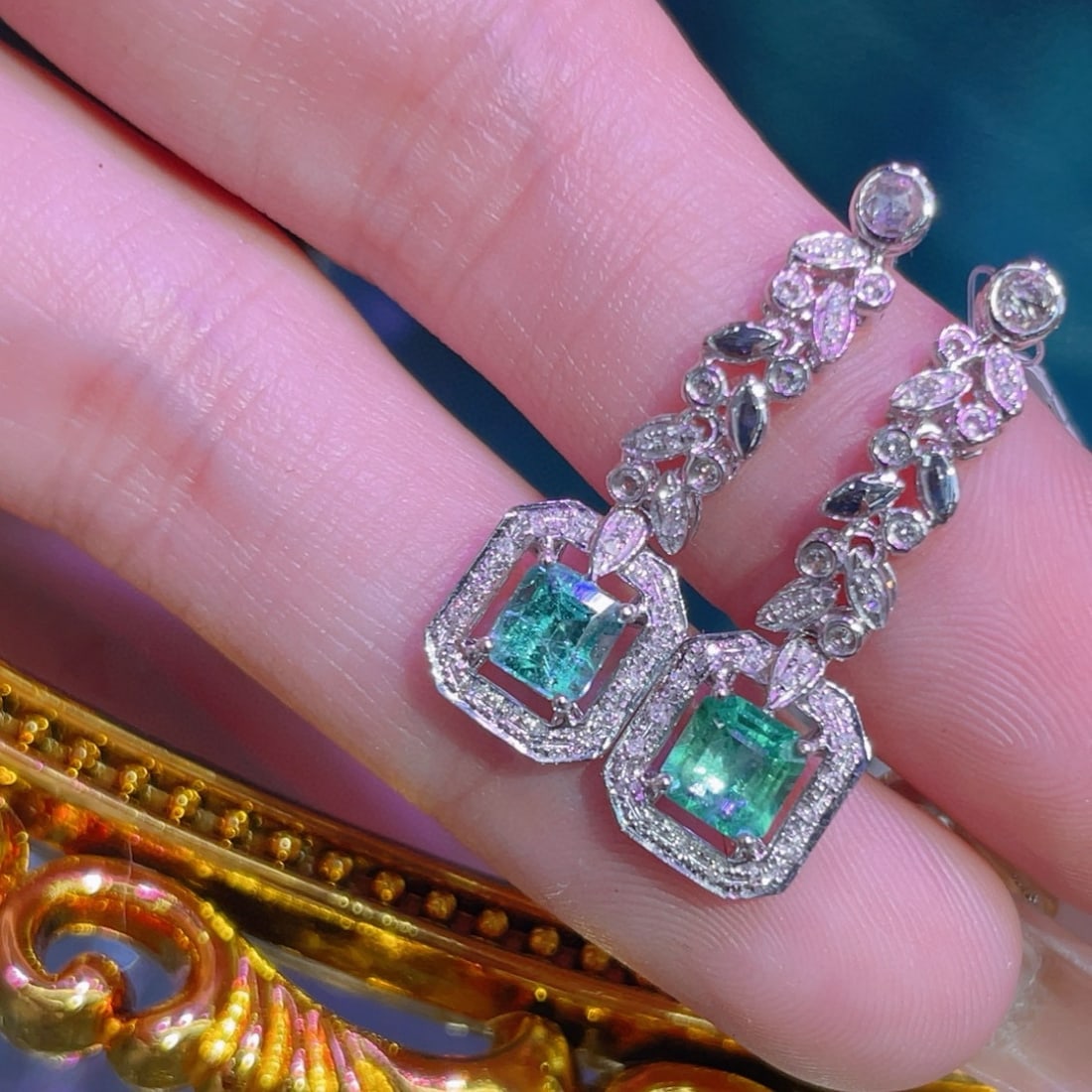 14k Gold 0.93 Ctw Natural Emerald & Diamond Earrings - 3