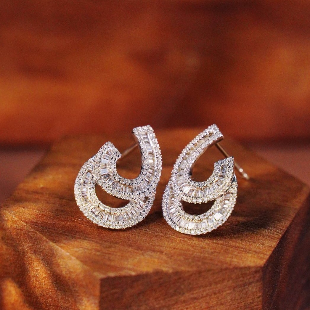 14k Gold 0.8 Ct Natural H Diamond Earrings: Ref:230985071 // gold content:14k gold // main gemstone:diamond // shape:multiply // carat weight:0. 8ct // clarity grade:vs-si // color:h // treatment:natural // Condition: New Low Estimate: 2400.00
