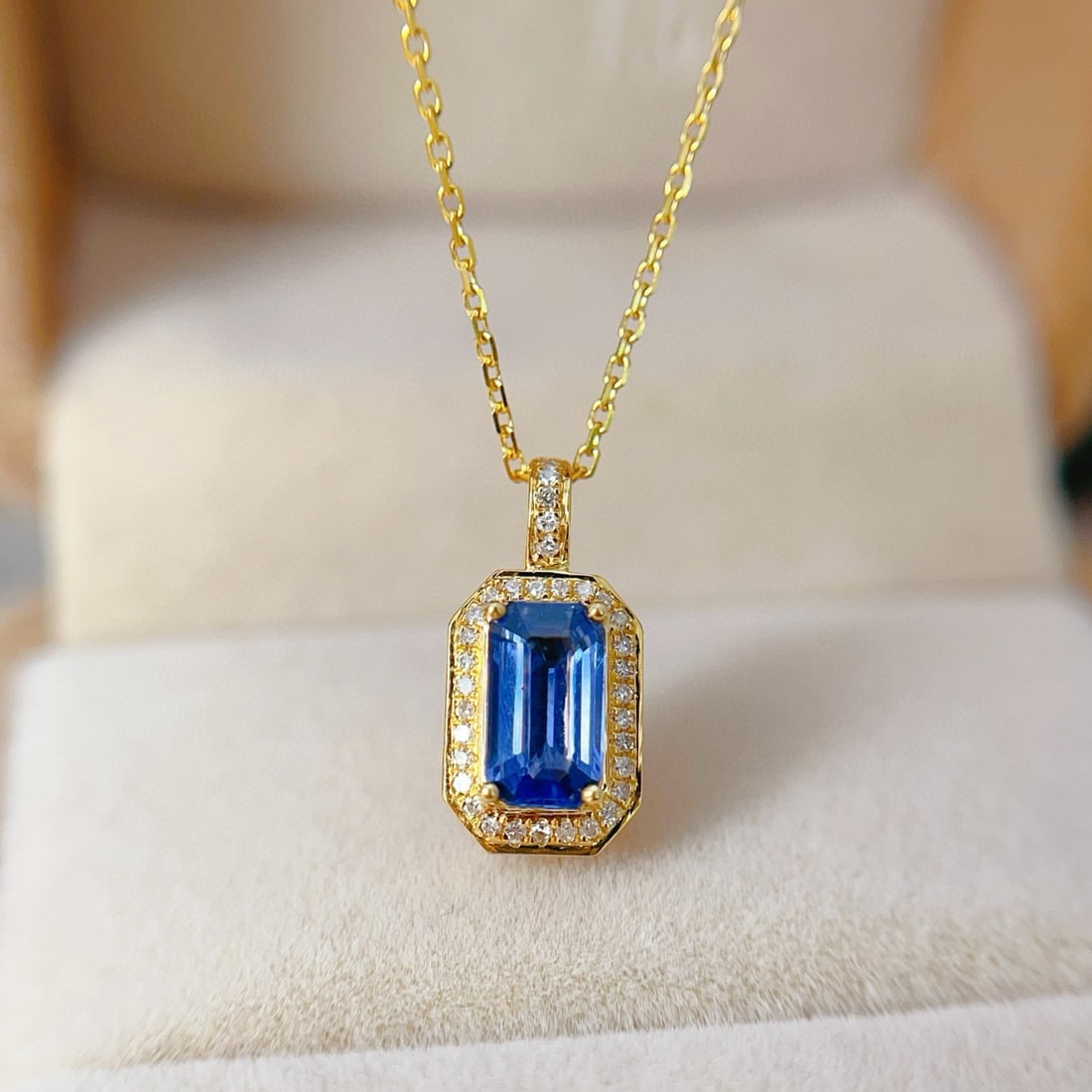 14k Gold 0.7 Ct Natural Sapphire & Diamond Necklace: Ref:230985072 // gold content:14k gold // main gemstone:sapphire // shape:octagonal // carat weight:0. 7ct // color:blue // treatment:natural // // adjacent gemstone 2 : diamond // number of