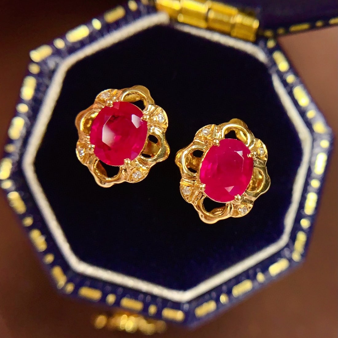 14k Gold 1.0 Ct Natural Ruby & Diamond Earrings: Ref:230985076 // gold content:14k gold // main gemstone:ruby // shape:oval // carat weight:1. 0ct // color:red // treatment:natural // // adjacent gemstone 2 : diamond // number of stones:8 //