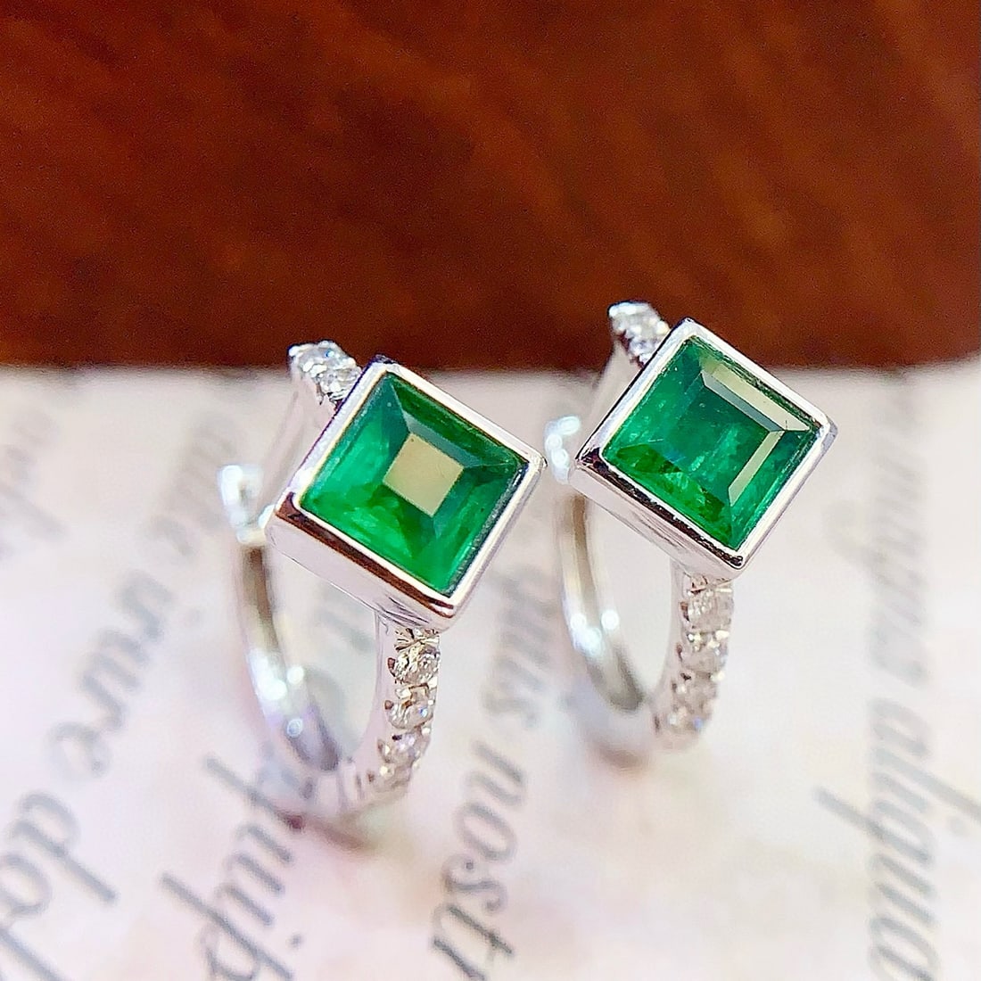 14k Gold 1.0 Ct Natural Emerald & Diamond Earrings: Ref:230985080 // gold content:14k gold // main gemstone:emerald // shape:square // carat weight:1. 0ct // color:green // treatment:natural // // adjacent gemstone 2 : diamond // number of stones:12