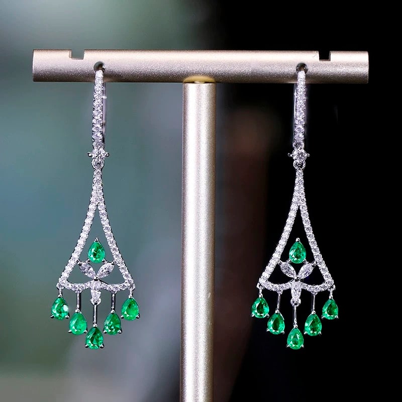 14k Gold 1.66 Ct Natural Emerald & Diamond Earrings: Ref:230985082 // gold content:14k gold // main gemstone:emerald // shape:pear // carat weight:1. 66ct // color:green // treatment:natural // // adjacent gemstone 2 : diamond // shape:multiply //