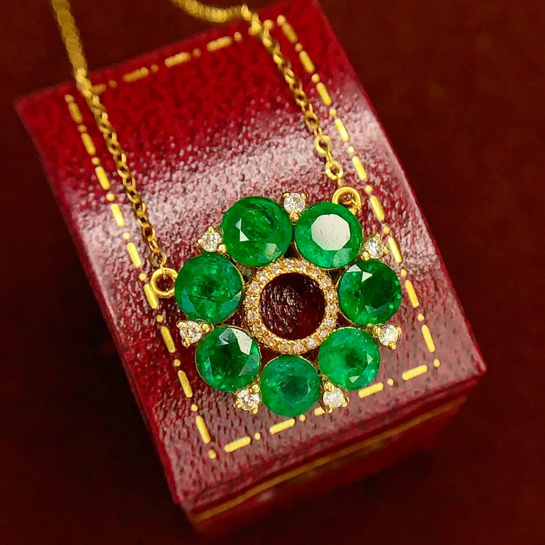 14k Gold 3.0 Ct Natural Emerald & Diamond Necklace: Ref:230985100 // gold content:14k gold // main gemstone:emerald // shape:round // carat weight:3. 0ct // color:green // treatment:natural // cut grade:g // // adjacent gemstone 2 : diamond // number