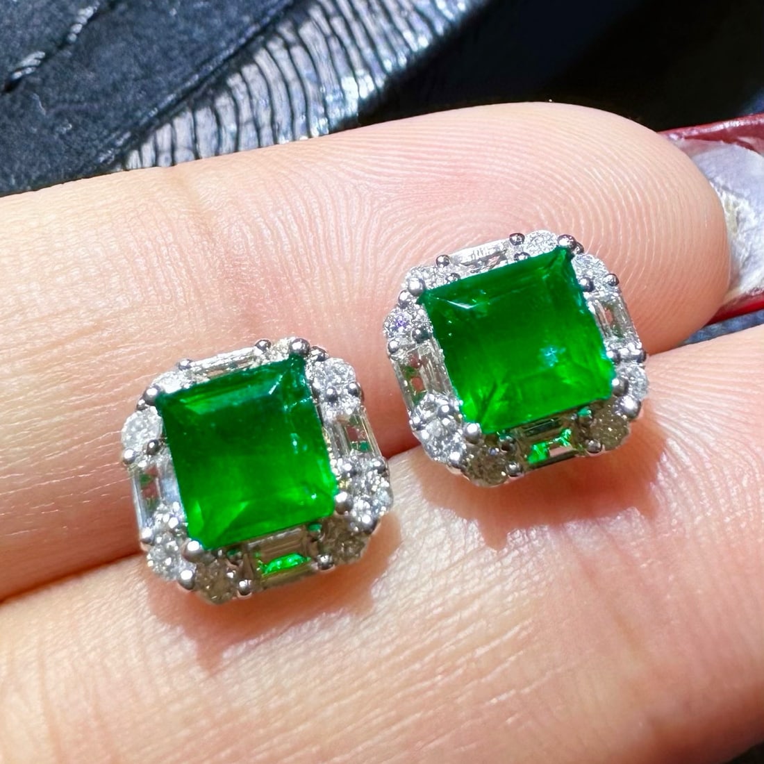 14k Gold 1.54 Ctw Natural Emerald & Diamond Earrings: Ref:230985105 // gold content:14k gold // main gemstone:emerald // shape:square // carat weight:1. 3ct // color:green // treatment:natural // // adjacent gemstone 2 : diamond // shape:multiply //