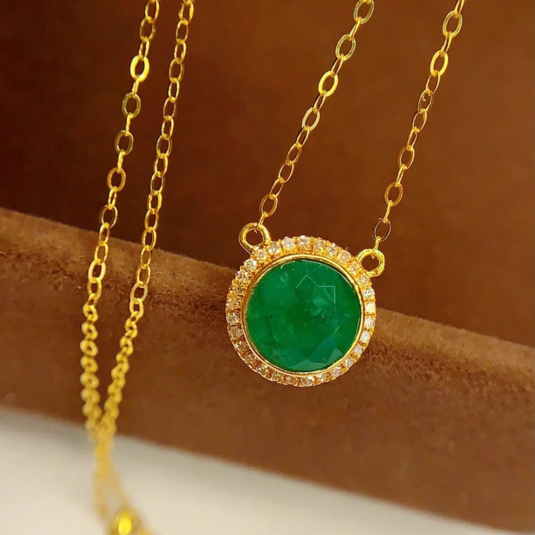 14k Gold 1.5 Ct Natural Emerald & Diamond Necklace - 4