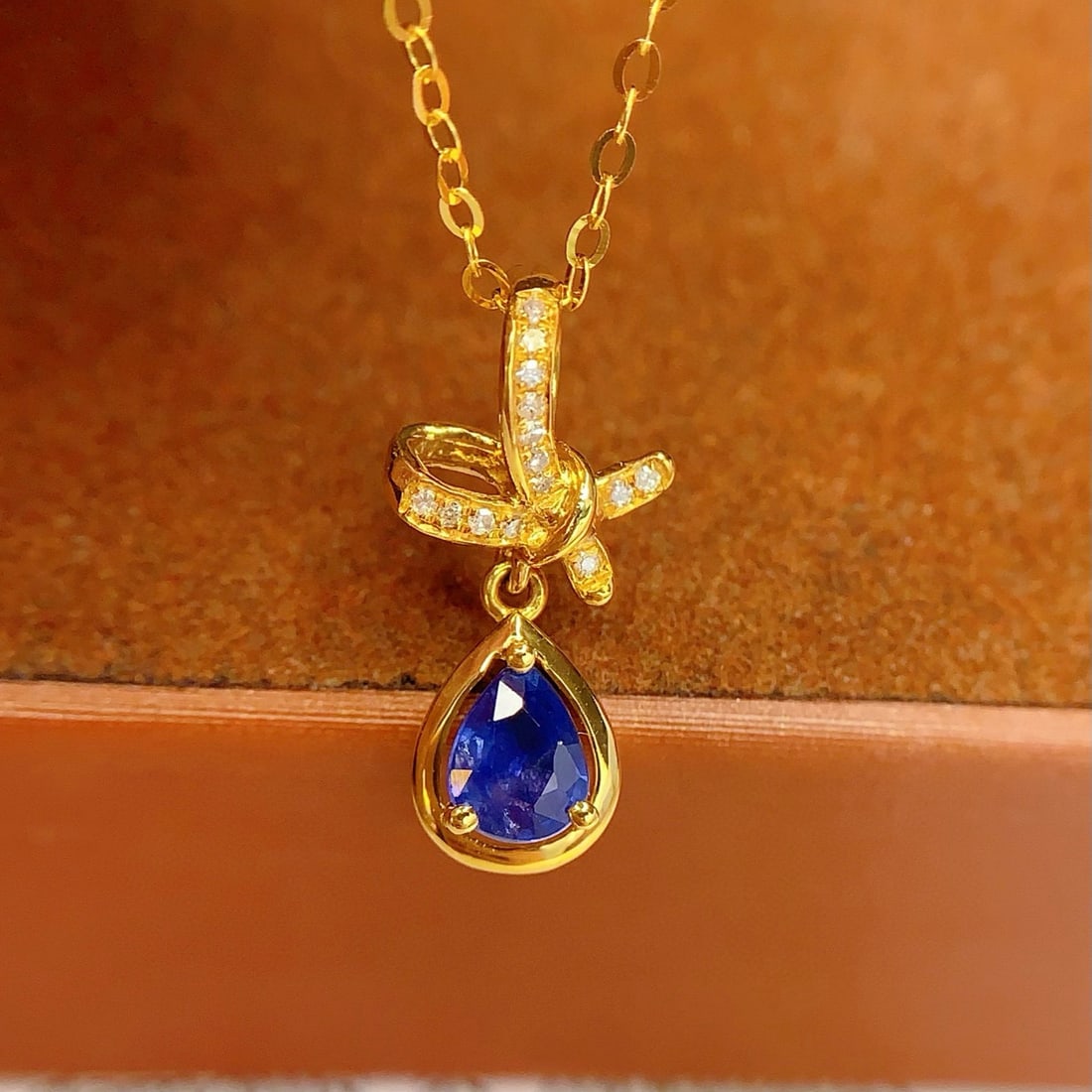 14k Gold 0.5 Ct Natural Sapphire & Diamond Necklace: Ref:230985118 // gold content:14k gold // main gemstone:sapphire // shape:pear // carat weight:0. 5ct // color:blue // treatment:natural // // adjacent gemstone 2 : diamond // number of stones:14 // s