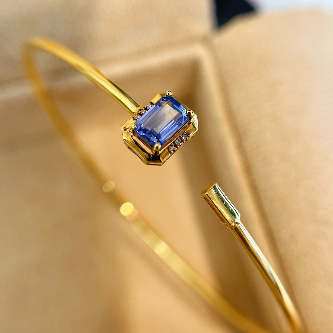 14k Gold 0.76 Ct Natural Sapphire & Diamond Bangle: Ref:230985120 // gold content:14k gold // main gemstone:sapphire // shape:octagonal // carat weight:0. 76ct // color:blue // treatment:natural // // adjacent gemstone 2 : diamond // number of
