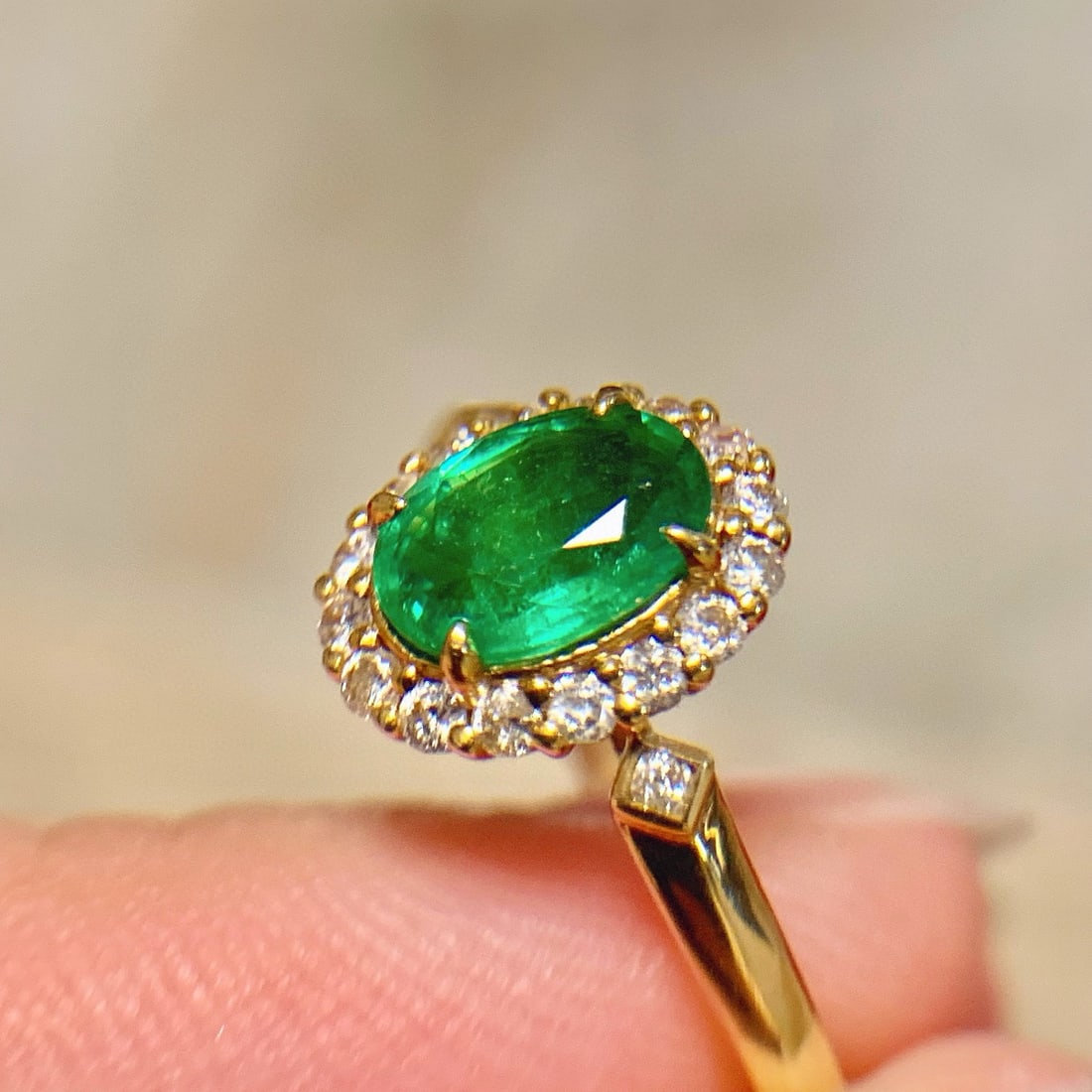 14k Gold 0.85 Ct Natural Emerald & Diamond Ring - 4
