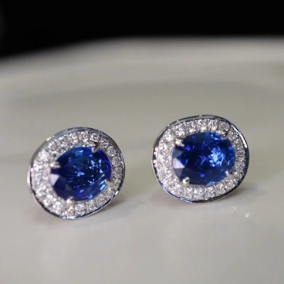 14k Gold 2.0 Ct Natural Sapphire & Diamond Earrings: Ref:230985156 // gold content:14k gold // main gemstone:sapphire // shape:oval // carat weight:2. 0ct // color:blue // treatment:natural // // adjacent gemstone 2 : diamond // shape:round // clarity