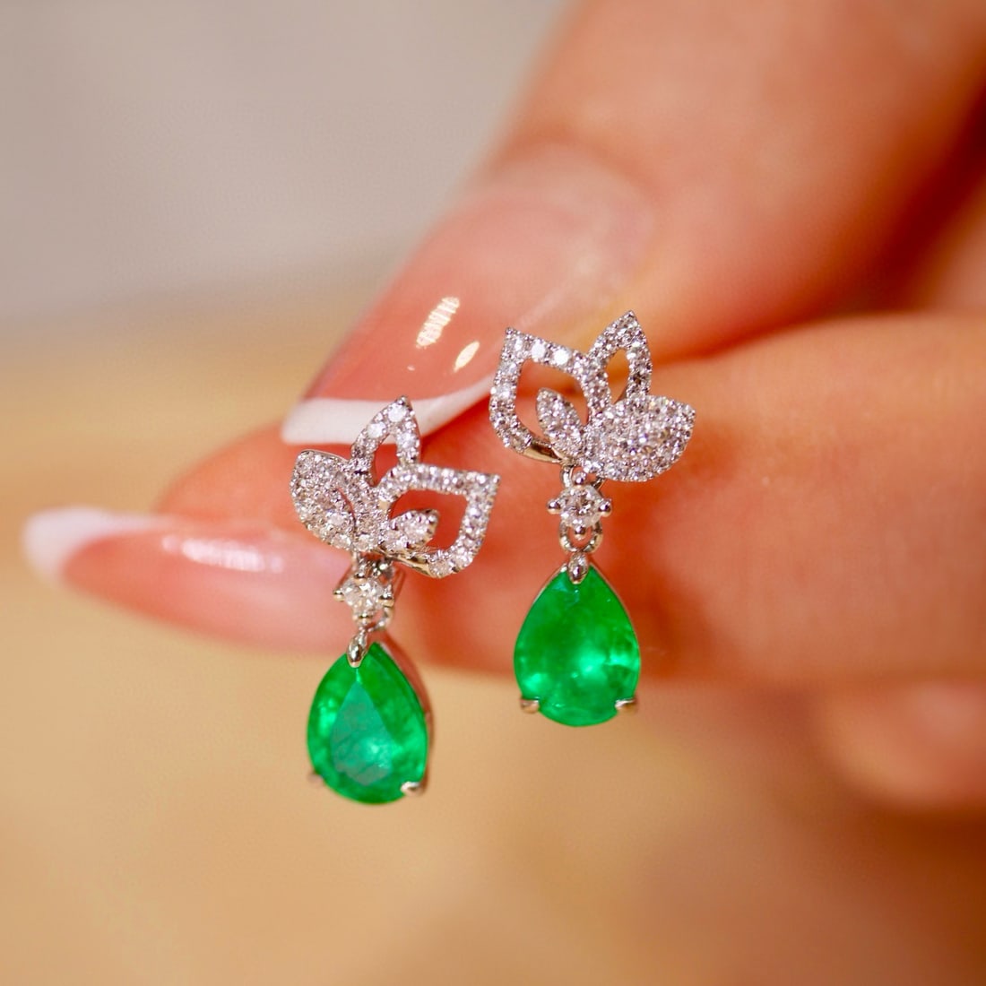 14k Gold 1.59 Ctw Natural Emerald & Diamond Earrings: Ref:230985165 // gold content:14k gold // main gemstone:emerald // shape:pear // carat weight:1. 4ct // color:green // treatment:natural // // adjacent gemstone 2 : diamond // shape:round // carat wei