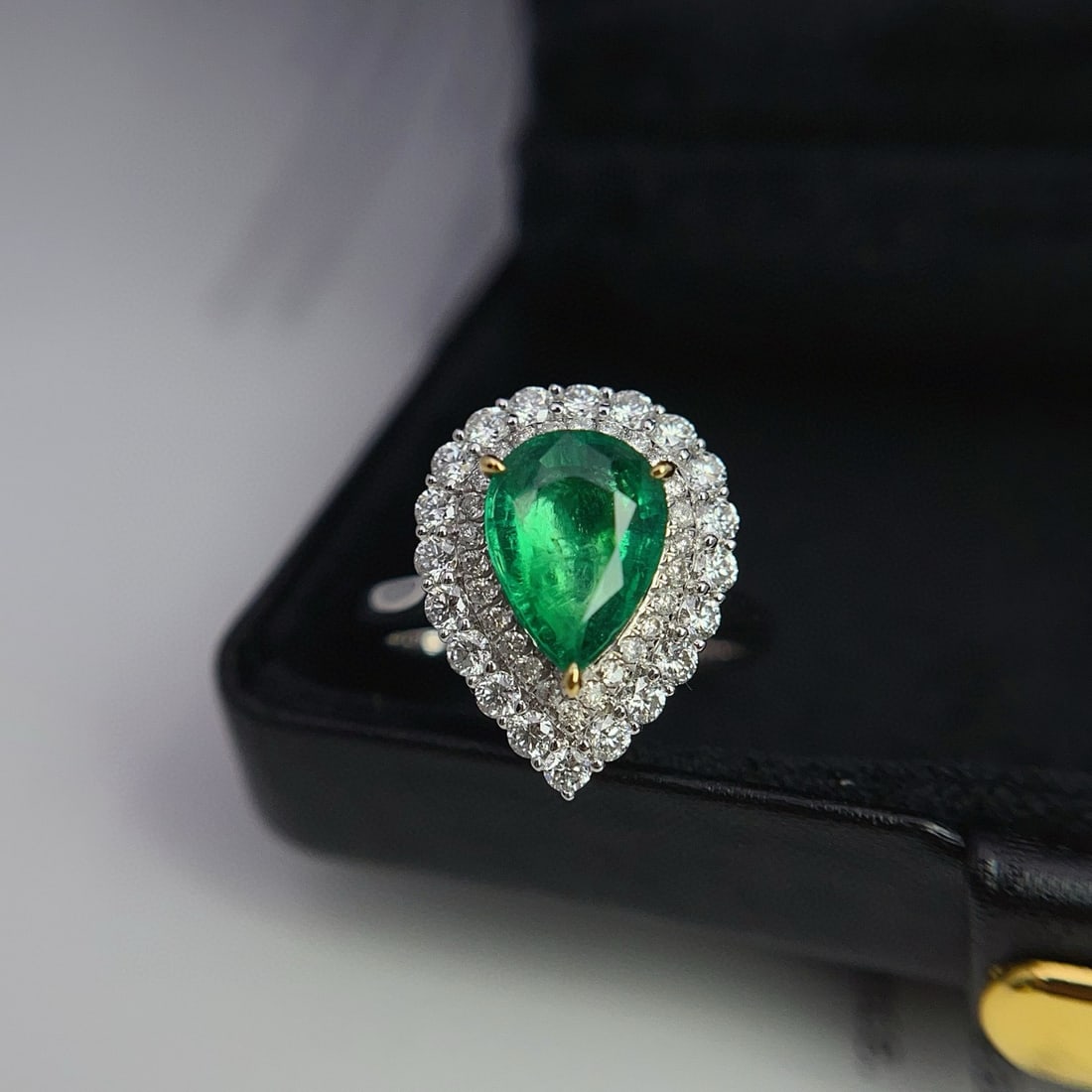 14k Gold 2.35 Ctw Vivid Green Natural Emerald & Diamond Ring - 3