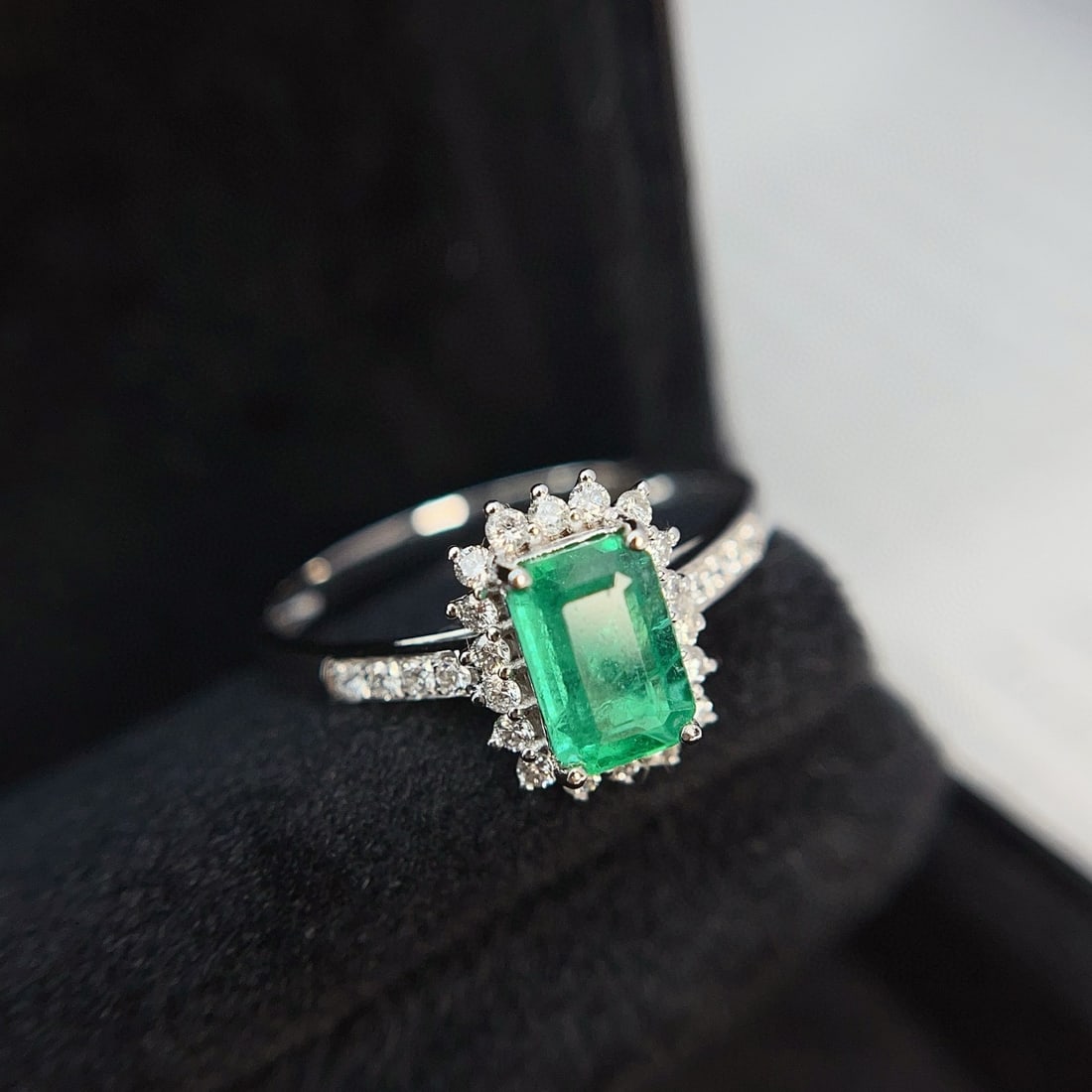 14k Gold 1.25 Ct Natural Emerald & Diamond Ring - 4