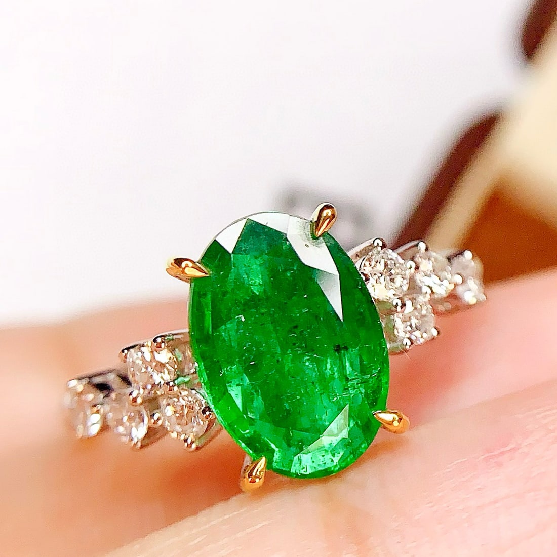 14k Gold 2.88 Ct Natural Emerald & Diamond Ring: Ref:230985205 // gold content:14k gold // ring size:7. 25us // // main gemstone:emerald // shape:oval // carat weight:2. 88ct // color:green // treatment:natural // // adjacent gemstone 2 : diamond //