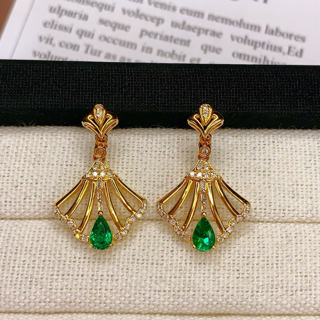 14k Gold 1 Ct Natural Emerald & Diamond Earrings: Ref:230985215 // gold content:14k gold // main gemstone:emerald // shape:pear // carat weight:1ct // color:green // treatment:natural // // adjacent gemstone 2 : diamond // number of stones:54 //