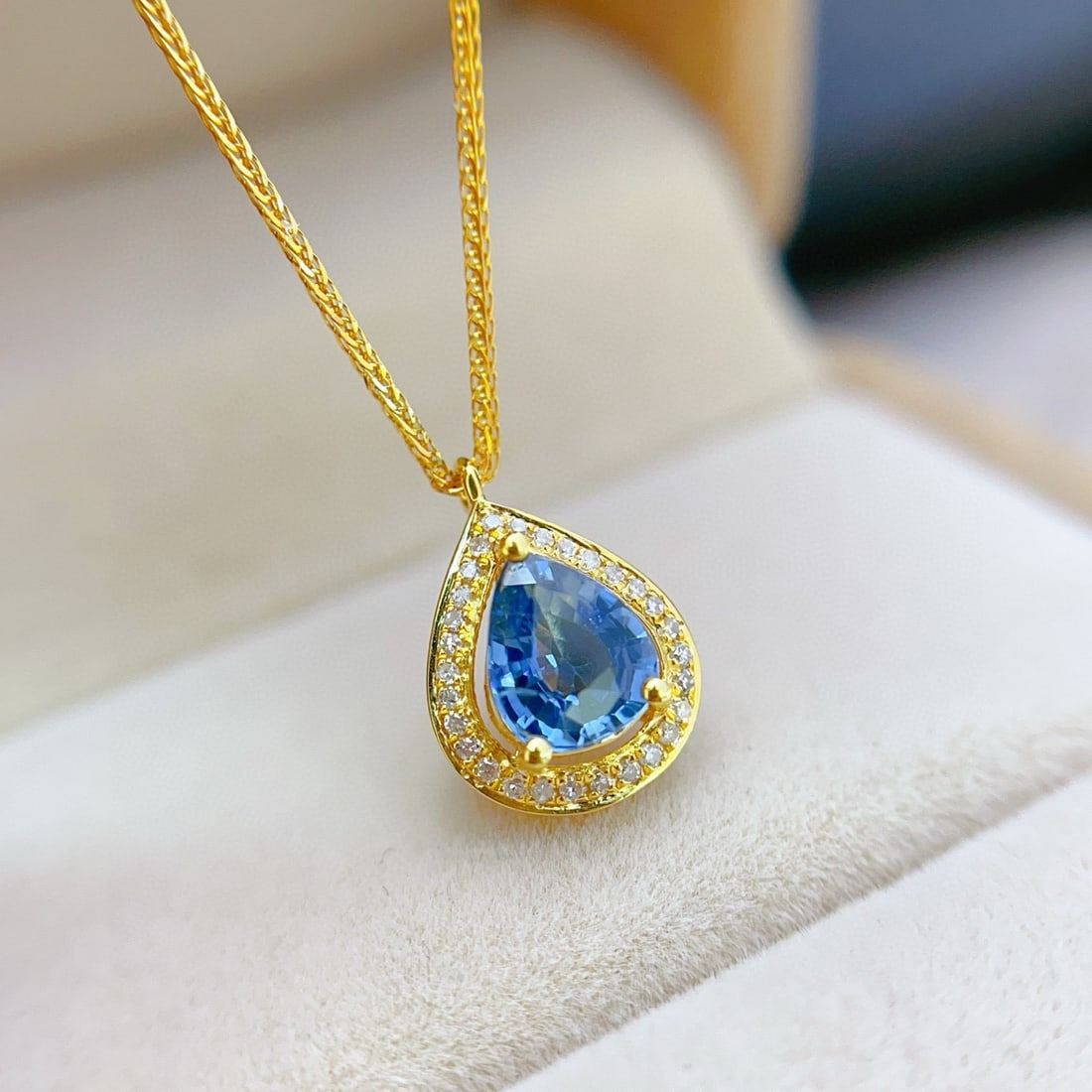 14k Gold 0.75 Ct Natural Sapphire & Diamond Necklace: Ref:230985219 // gold content:14k gold // main gemstone:sapphire // shape:pear // carat weight:0. 75ct // color:blue // treatment:natural // // adjacent gemstone 2 : diamond // number of stones:38 //