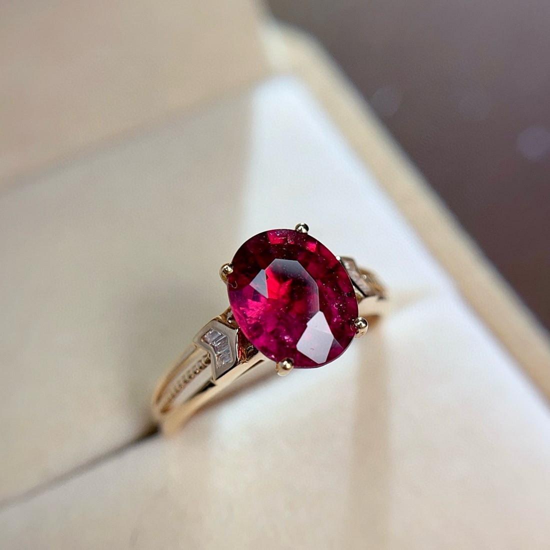 14k Gold 1.95 Ct Natural Tourmaline & Diamond Ring: Ref:230985220 // gold content:14k gold // ring size:7. 25us // // main gemstone:tourmaline // shape:oval // carat weight:1. 95ct // color:red // treatment:natural // // adjacent gemstone 2 : diamond